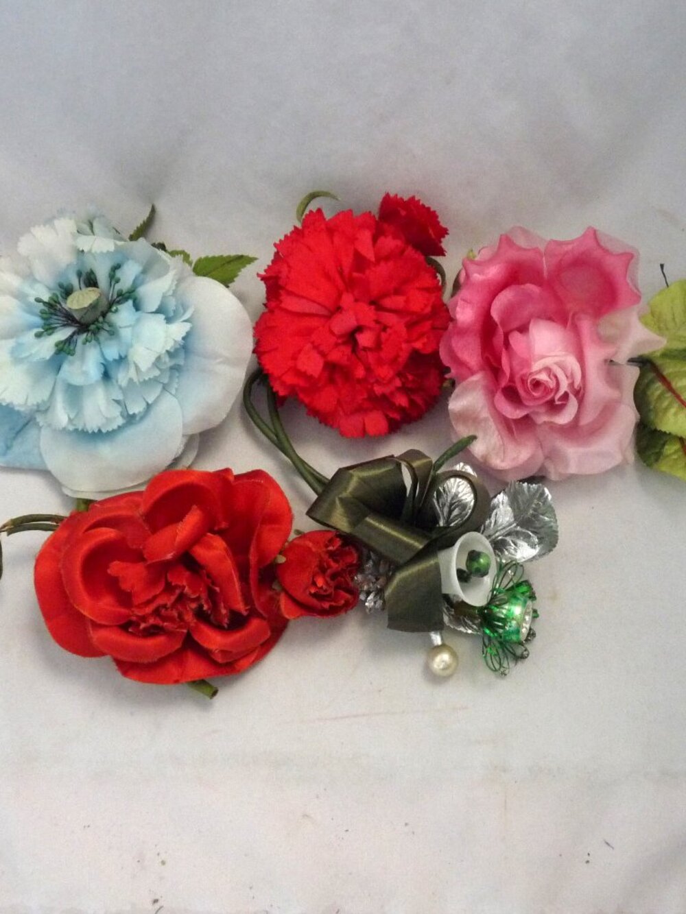 5 vintage faux flower corsage pins Xmas 50s